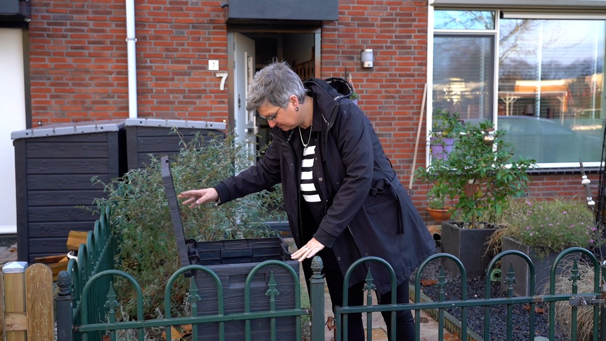 REGIO8's tweet photo. VIDEO | Linda Koster uit Didam hoopt menstruatie-armoede tegen te gaan met box in voortuin. 'Mooi als we samen het probleem kunnen oplossen'  https://t.co/uefXfAamxK https://t.co/bHZGNwQc0b