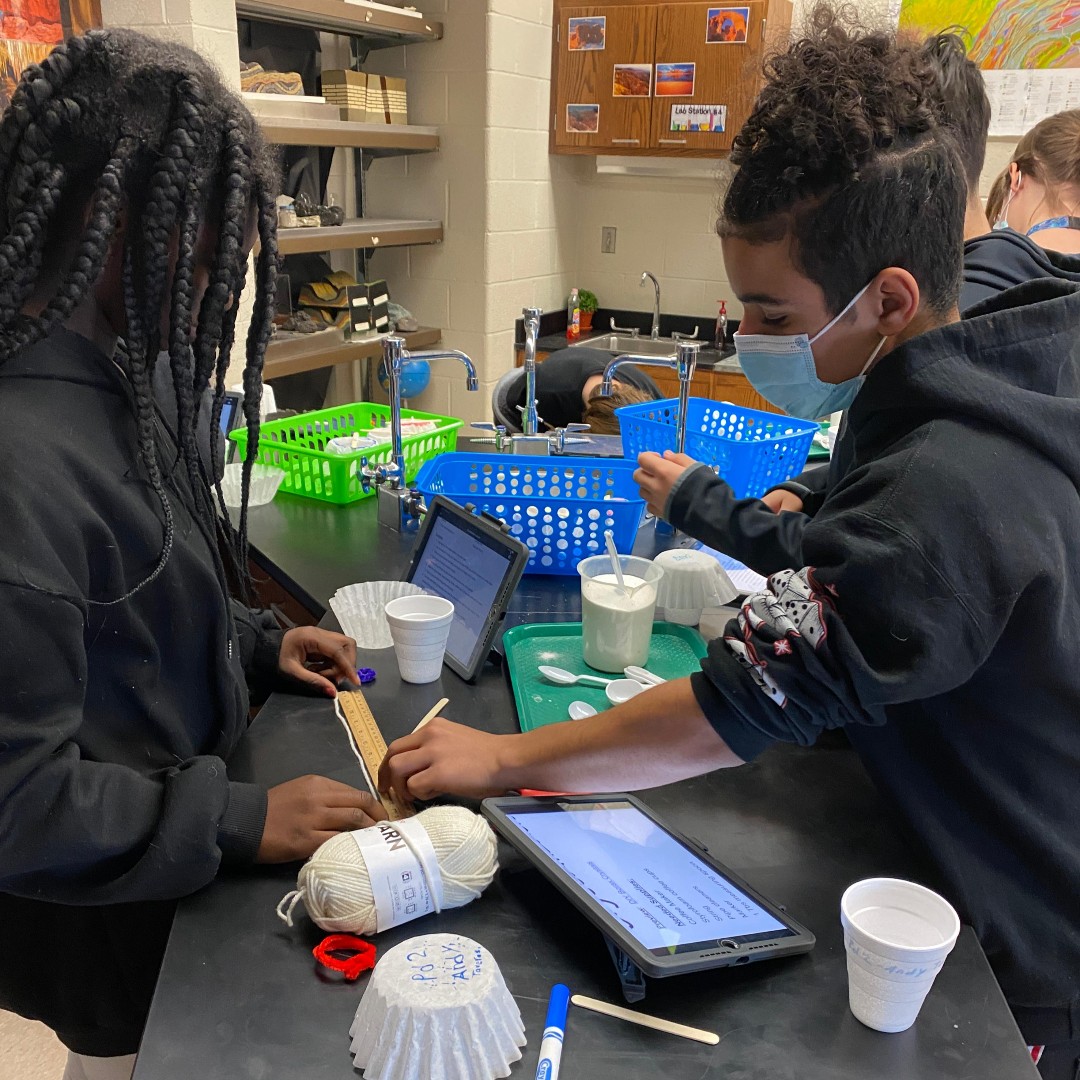 hempfield's tweet photo. Pioneer Students at Landisville Middle School created their own borax crystals in Mrs. Szmerda's classroom after learning about the crystallization of minerals in class. 💠 #UKnightED #BlackKnightPide @PrincipalDoug #PASuccess https://t.co/ZqKP9r8vHD