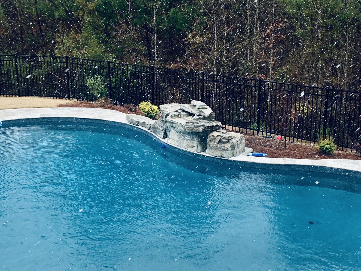AngelaParlin1's tweet photo. @psheerwood @wralweather Big snowflakes coming down in Apex! 💙 https://t.co/qviU9Vhyp0