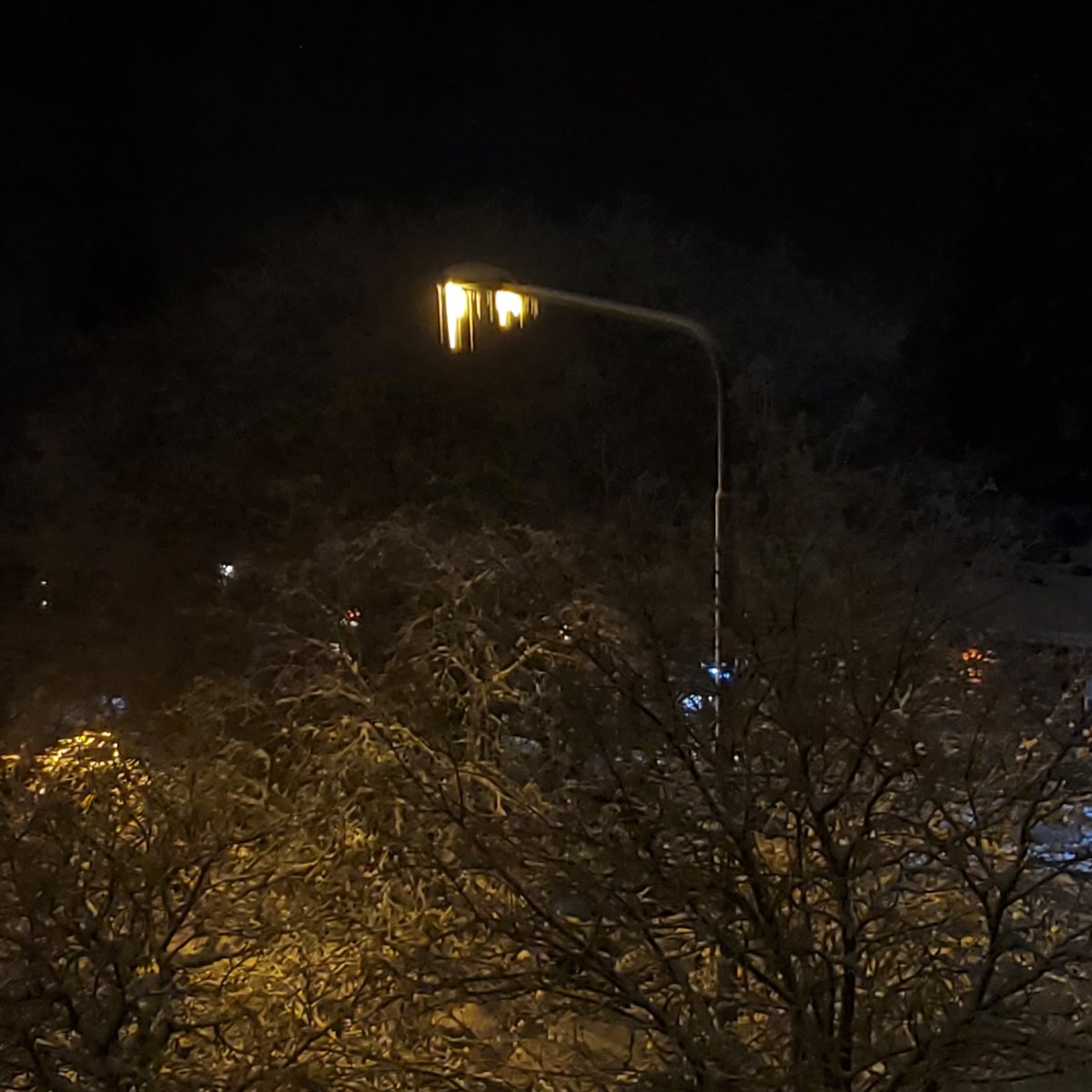 oonvasynyt's tweet photo. Oho, valossa on jääpuikkoja ja ne hohtavat. Kaunis! https://t.co/N0ClMJ4OlR