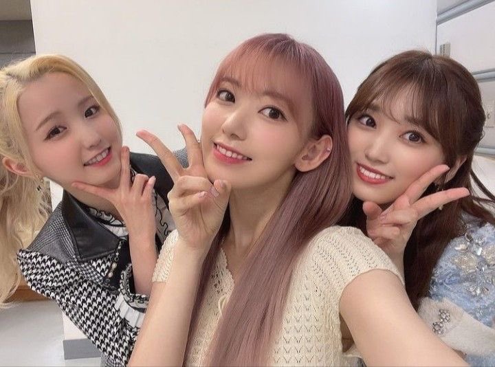 izonethinkr's tweet photo. me in may: worried that we won’t see the members interact very often

izone: do you really think anything could keep us apart?? https://t.co/MNGtktdJJT