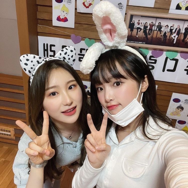 izonethinkr's tweet photo. me in may: worried that we won’t see the members interact very often

izone: do you really think anything could keep us apart?? https://t.co/MNGtktdJJT