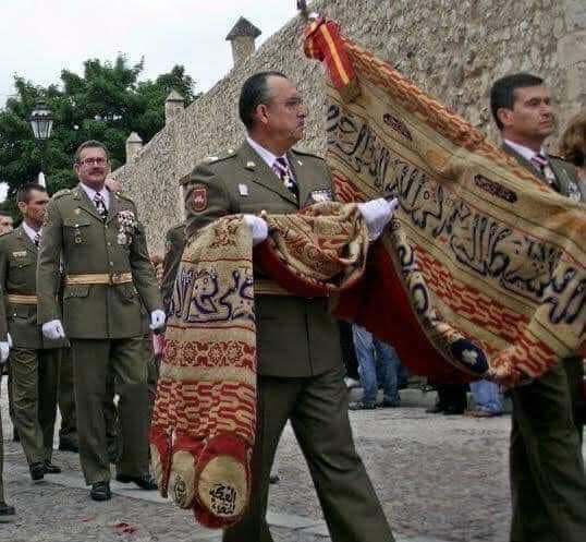 أمس احتفل النصارى بسقوط الأندلس بتاريخ 2 يناير 1492..
وهذا العلم هو علم غرناطة الذي اغتنمه الفونسو من المسلمين، يخرجونه كل سنة في هذا اليوم، يطوفون به، ويقيمون احتفالا سنويا بسقوط الخلافة الإسلامية في الأندلس.