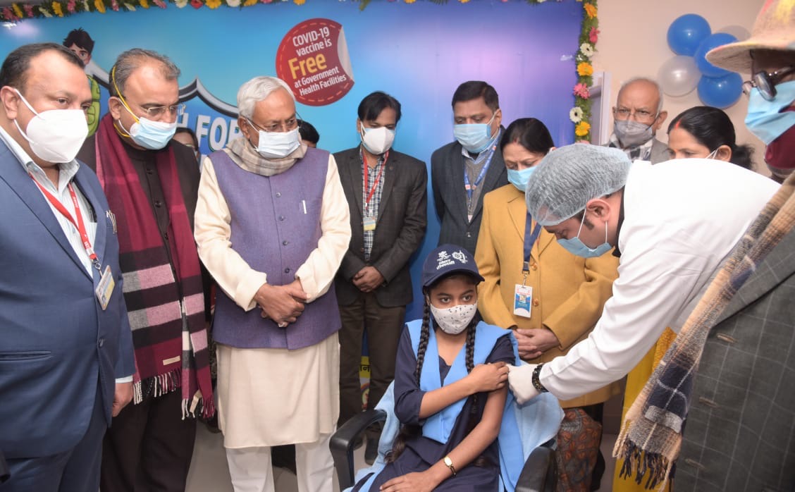 NitishKumar's tweet photo. आई०जी०आई०एम०एस० से बिहार में 15 से 18 आयु वर्ग के बच्चे-बच्चियों के कोविड टीकाकरण कार्यक्रम का शुभारंभ किया।

https://t.co/CBI0WsTiOQ https://t.co/dp7VTvszGV