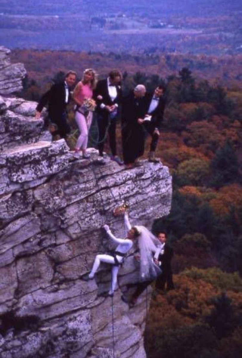 La ceremonia de boda de la escaladora Lynn Hill con Russ Raffa en 1989, en las Montañas Shawangunks, estado de Nueva York.