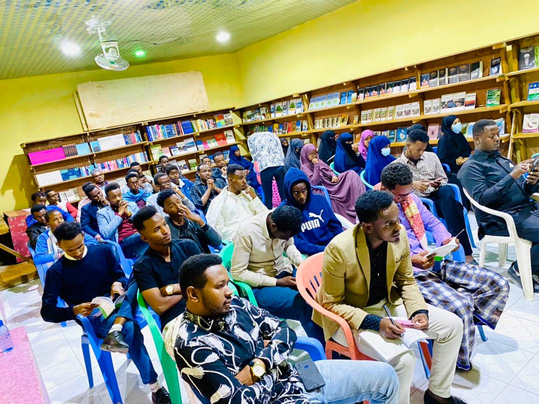 SanaagLibrary's tweet photo. Cawayska maktabadda ee Buugga tilmaam waalid iyo tababar dhallaan. https://t.co/s79wOQlFZh