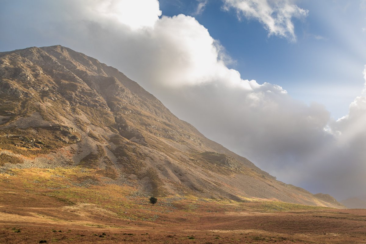 andrewswalks's tweet image. Golden light on Grasmoor at the weekend