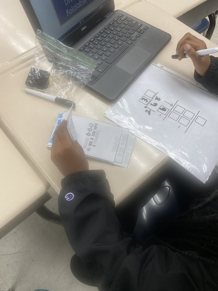 MsEllis9's tweet photo. Using our Long Division Flipbooks to help us solve long division equations. #vcs #4thgradeMath @EMRollinsSTEAM1 @VanceCoSchools https://t.co/R2qRc72bcE