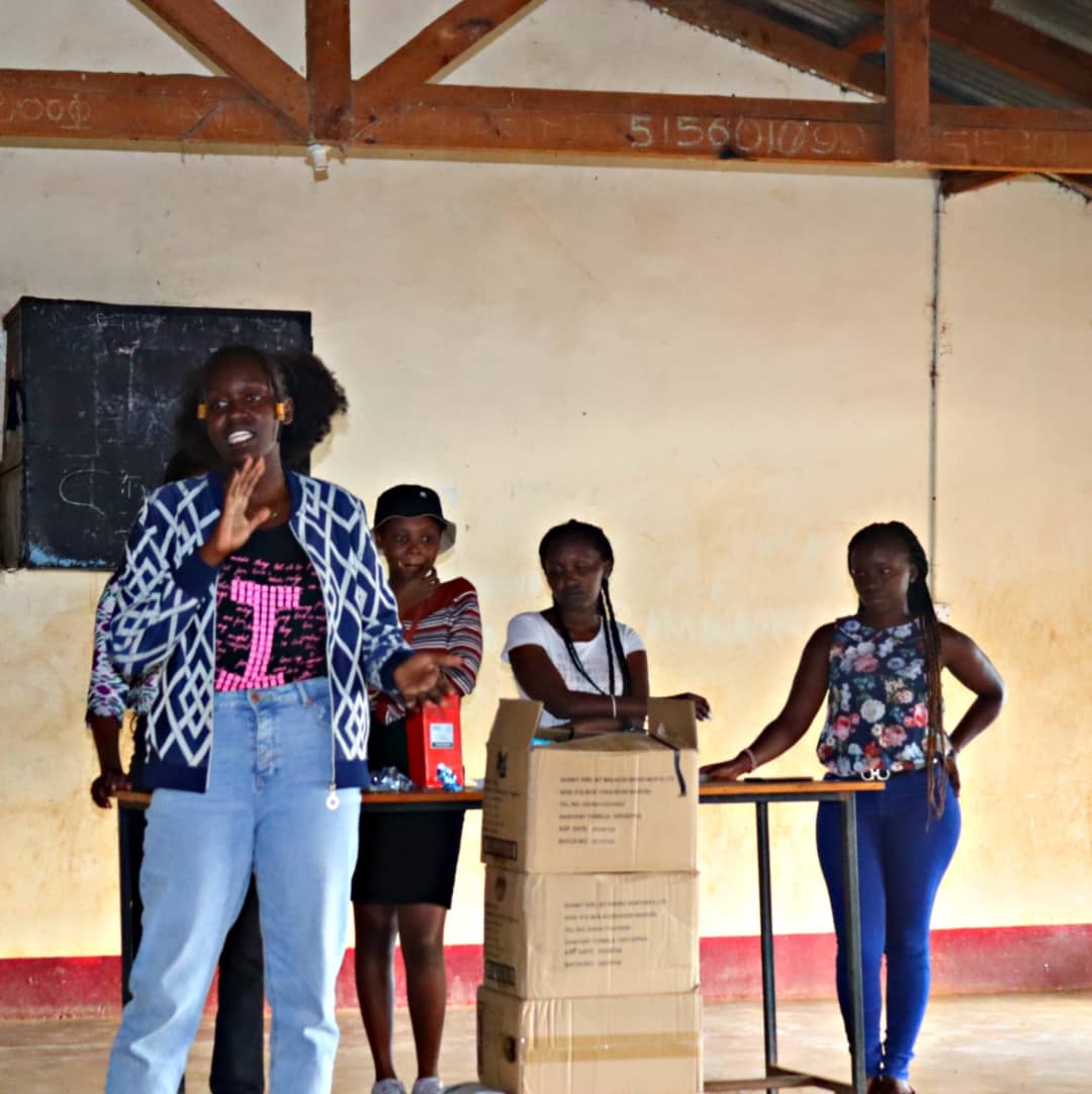 InitiativeSwift's tweet photo. Our leader @shillahjanet educating young boys and girls about eradicating #periodpoverty, #periodstigma and ways of #menstrualhealthmanagement. https://t.co/b5vlLzdR0e