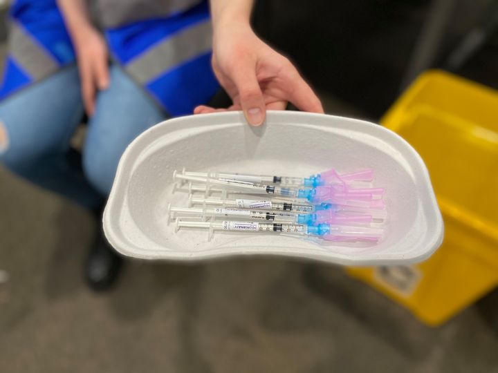 Wil jij een extra prik (boostervaccinatie)? Op onze XXL-locatie in Leeuwarden is iedere Fries van 18 jaar en ouder vanaf 4 januari elke dag welkom zonder afspraak. Op onze website én op en om de locatie houden we bij hoe druk het is. Meer info 👉 bit.ly/3HvrgQ3