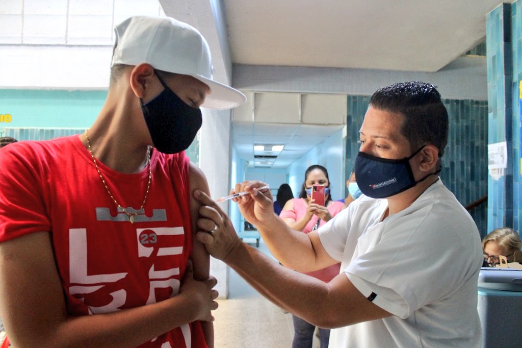 johanitakenpo's tweet photo. #3Ene Arranca en #Mariño el Plan de Vacunación Refuerzo contra la #COVID19, de manera progresiva estaremos aplicando la 3ra dosis a nuestro pueblo gracias al esfuerzo del Pdte.@NicolasMaduro y de nuestra Gob.@Soykarinacarpio. ¡La salud es lo primero! #VacúnateContraLaCovid https://t.co/M0QWwkQCYd