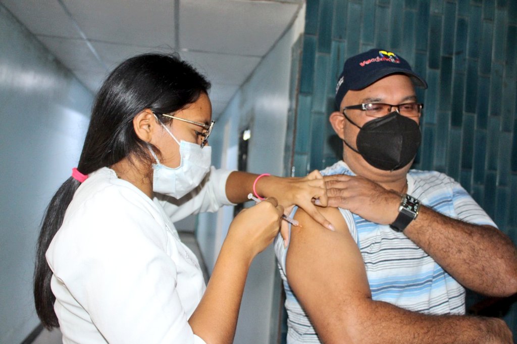 johanitakenpo's tweet photo. #3Ene Arranca en #Mariño el Plan de Vacunación Refuerzo contra la #COVID19, de manera progresiva estaremos aplicando la 3ra dosis a nuestro pueblo gracias al esfuerzo del Pdte.@NicolasMaduro y de nuestra Gob.@Soykarinacarpio. ¡La salud es lo primero! #VacúnateContraLaCovid https://t.co/M0QWwkQCYd