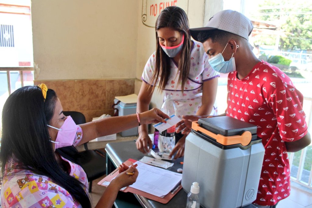 johanitakenpo's tweet photo. #3Ene Arranca en #Mariño el Plan de Vacunación Refuerzo contra la #COVID19, de manera progresiva estaremos aplicando la 3ra dosis a nuestro pueblo gracias al esfuerzo del Pdte.@NicolasMaduro y de nuestra Gob.@Soykarinacarpio. ¡La salud es lo primero! #VacúnateContraLaCovid https://t.co/M0QWwkQCYd