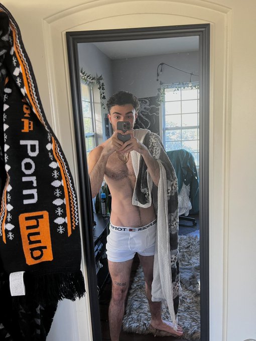 Got a new phone, now patiently waiting for my case to come in 🖤 https://t.co/qXWII2F49G