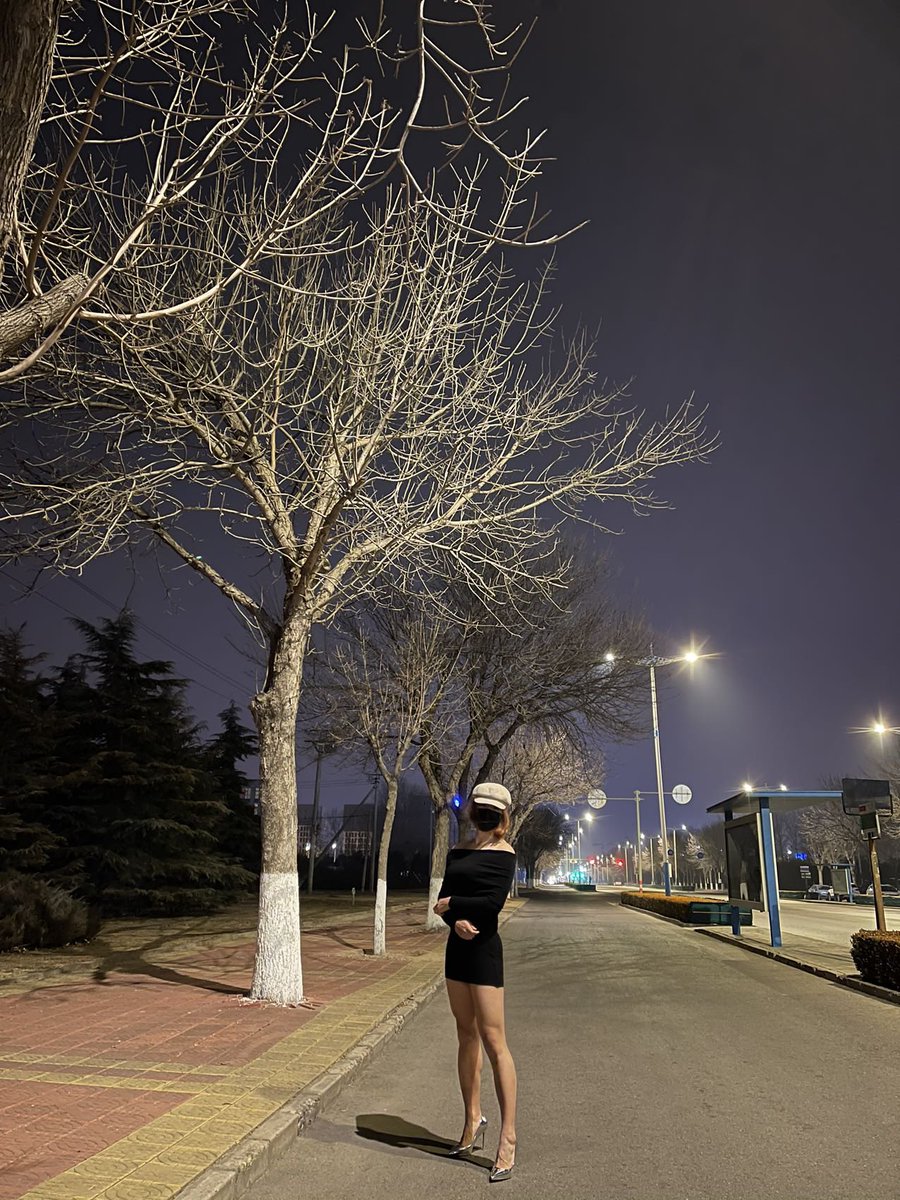 一年前的今天，还可以光腿满街跑，那时候真疯狂
#女装 #伪娘 #高跟鞋控 #BDSM https://t.co/1dgkELCmI5