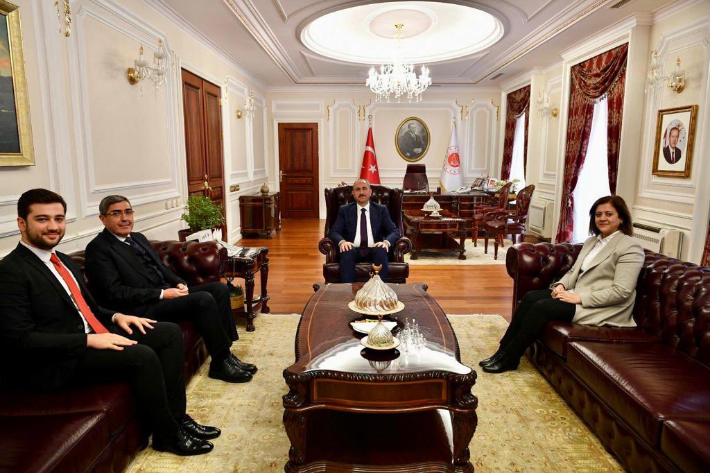 EyupOzkececi's tweet photo. Adalet Bakanımız, hemşehrimiz Sayın @abdulhamitgul’ü; İl Kadın Kolları Başkanımız @Yilmaz_feray ve İl Gençlik Kolları Başkanımız @mesutbozatli ile birlikte makamında ziyaret ettik.

Destekleriyle her daim yanımızda olan Sayın Bakanımıza şükranlarımı sunuyorum. https://t.co/VtKS43k2fR
