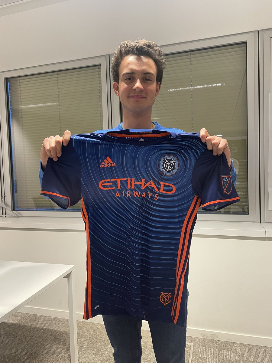 lequipedusoir's tweet photo. 🎁 CADEAU 🎁 

Ce soir @RomainHarent le brave vous offre le maillot de New York City 🔥 

Merci à @boiteamaillot 😉

RT &amp; FOLLOW @lequipedusoir pour tenter de le remporter  et choisis ton chroniqueur entre @Nabil_djellit @hpenot_lequipe @GillesFavard Eric Blanc &amp; Claude Le Roy 👌 https://t.co/LQKCNpqAUf