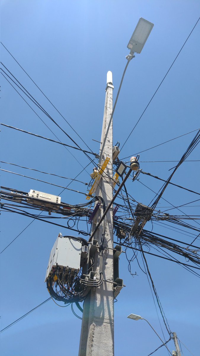 ManquelipeJuan's tweet photo. En Quilicura en varias villas se están instalando varias antenas y equipos de  trasmisión, alguien regula está instalación, el impacto a la salud, el uso de los postes y permisos en villas??? @SEC_cl @EnelClientesCL @EnelChile @AlertaQuilicura @muniquilicura  @paulibobadilla https://t.co/ywT0Mq7QJF