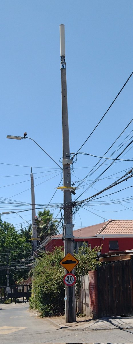 ManquelipeJuan's tweet photo. En Quilicura en varias villas se están instalando varias antenas y equipos de  trasmisión, alguien regula está instalación, el impacto a la salud, el uso de los postes y permisos en villas??? @SEC_cl @EnelClientesCL @EnelChile @AlertaQuilicura @muniquilicura  @paulibobadilla https://t.co/ywT0Mq7QJF