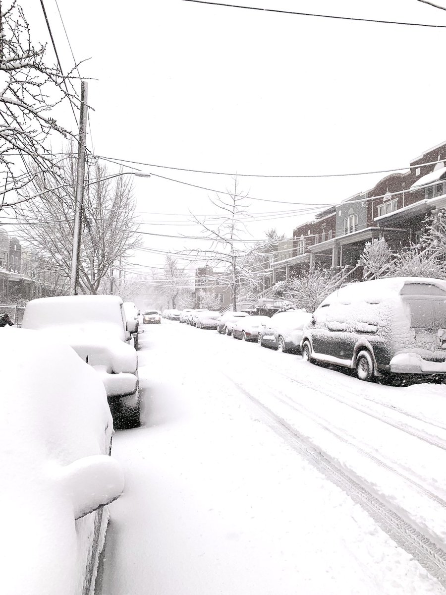 Yemehomes's tweet photo. Hey 👋🏽 Hello ❄️❄️🌨🌨☃️ #firstsnow #hello2022 #snowwonderland #yemehomes #petworth #dclove https://t.co/BBMciguZS0