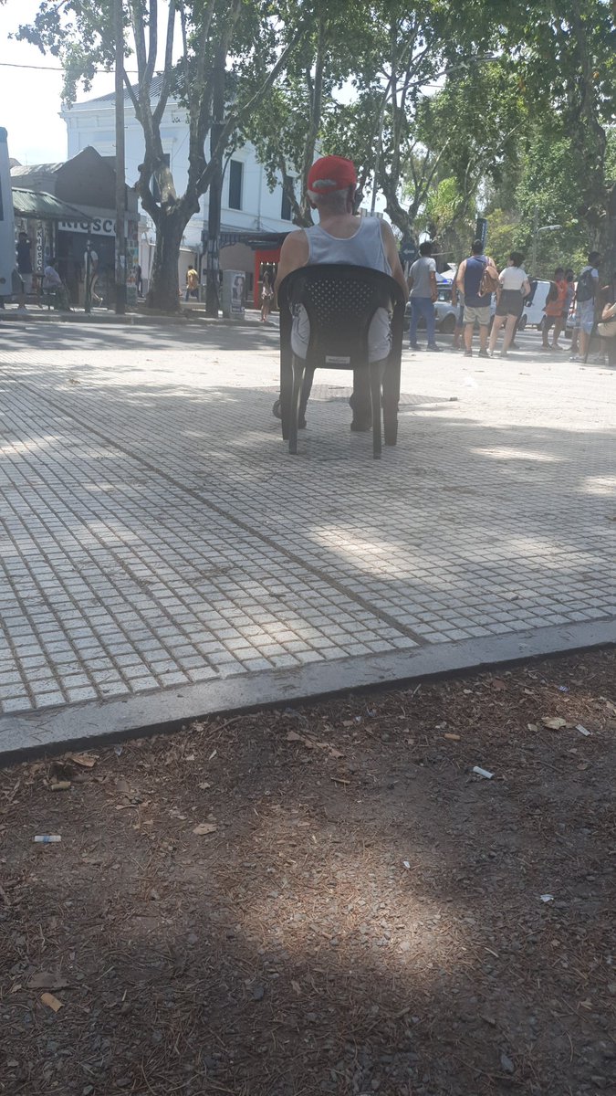 estebanmarcos's tweet photo. La falta de humanidad en el centro de testeo en la estación de Monte Grande, con  38 °. Dps de 2 años casi de pandemia no aprendimos nada. @MunicipioEE https://t.co/meLAhgEZGl