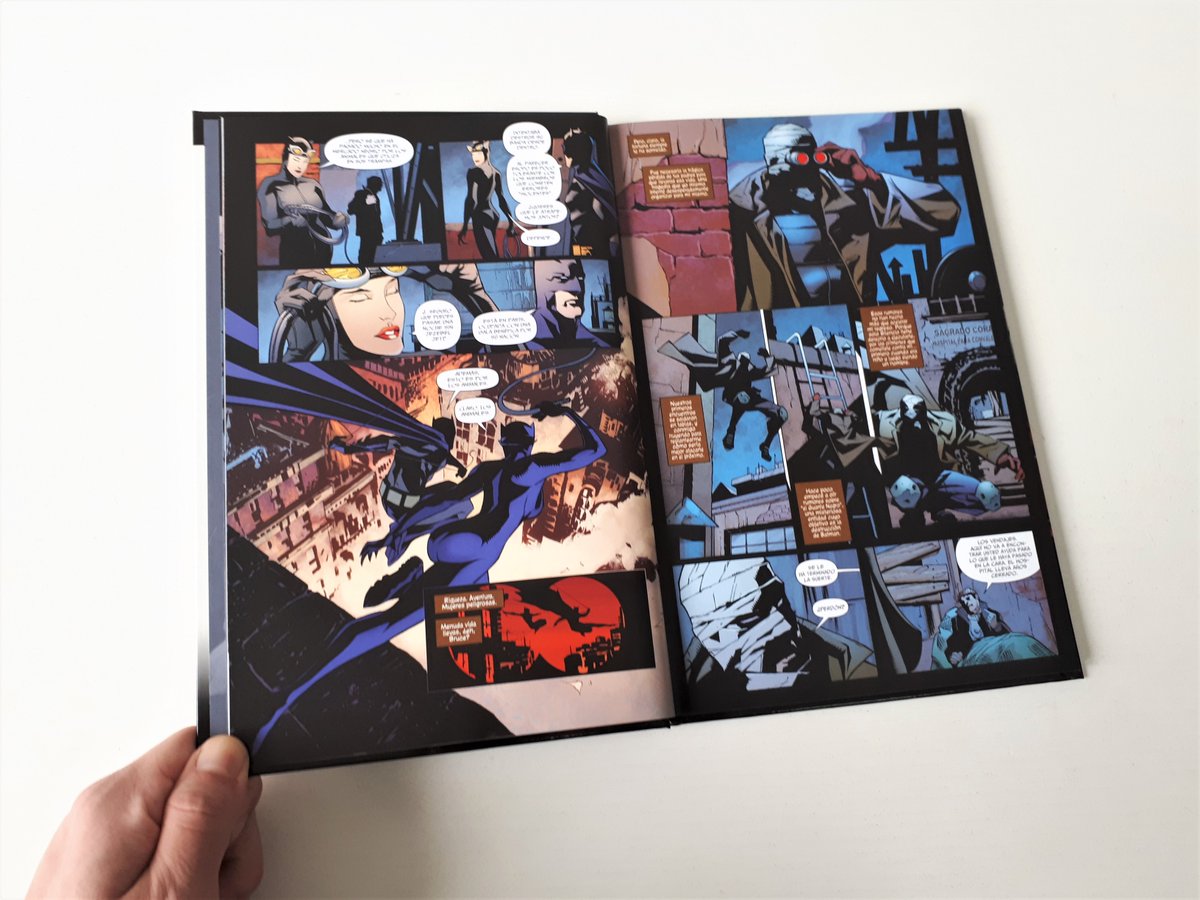 eccediciones's tweet photo. ¡Las nuevas entregas de #BatmanLaLeyenda recopilan la saga Corazón de Silencio y el inicio de #CallesDeGotham! Dos historias realizadas por @Paul_Dini y #DustinNguyen, uno de los equipos creativos clave en la trayectoria moderna del #HombreMurciélago.
➡️https://t.co/BRC597Gkq7 https://t.co/RNrC7Bbwvj
