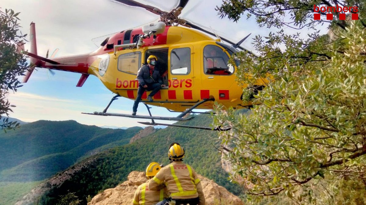 bomberscat's tweet photo. Efectuada l'extracció, el gos, que ha estat rescatat sa i estalvi, ha estat traslladat amb el seu propietari.

#bomberscat https://t.co/6jQ9sUGkUJ