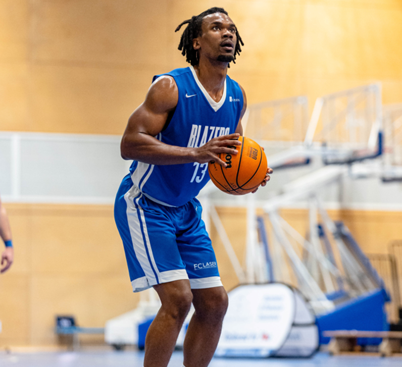 BritBballFocus's tweet photo. "@LynchTrophy win one of the best days I've had in England" says @derbyblazers star @Malcolm1Smith 

And Smith is targeting @BBLofficial Trophy success against @surreyscorchers to mark an "unbelievable" week for the @NBLengland side

#BritishBasketball 

https://t.co/EP7D7iRzTr https://t.co/jqqczcJlc2