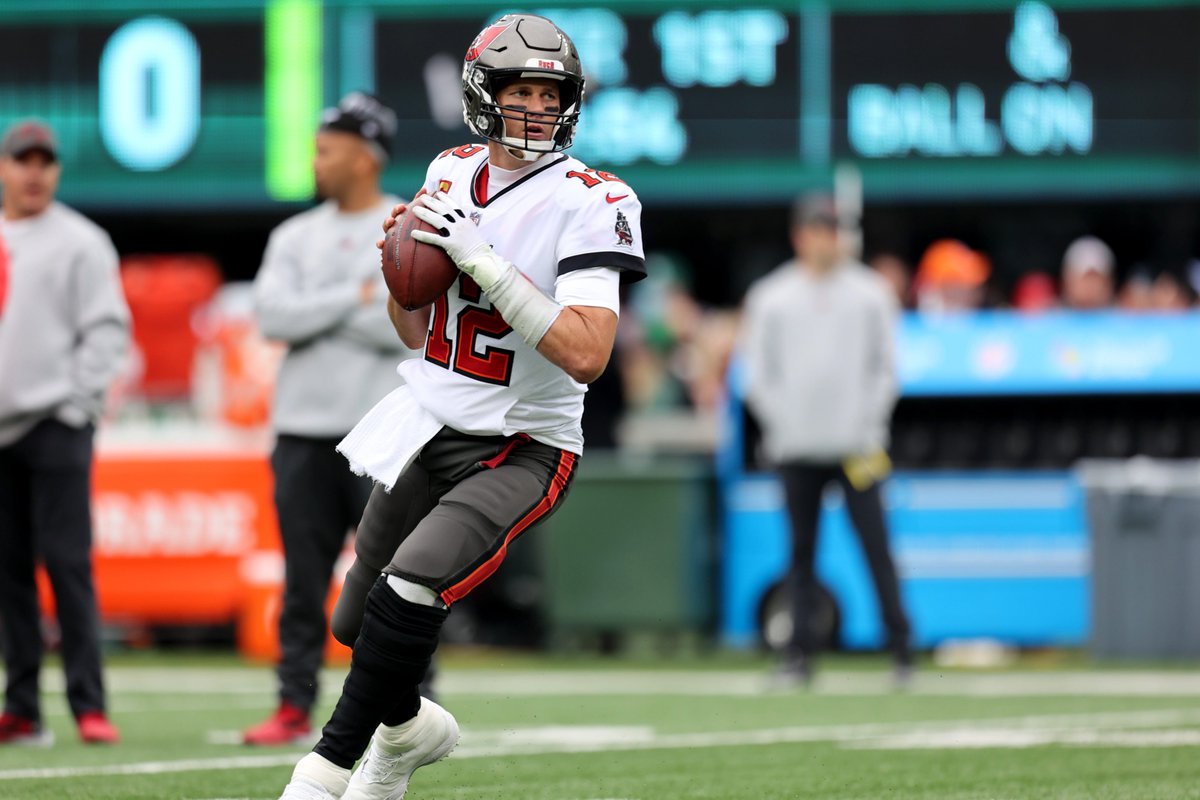 Highest-graded #Bucs in yesterday's WIN over the Jets: 

♦️ Ali Marpet (OG)- 85.4
♦️ Tom Brady (QB)- 84.7
♦️ Anthony Nelson (EDGE)- 82.9
♦️ Rob Gronkowski (TE)- 81.5
♦️ Alex Cappa (OG)- 80.4