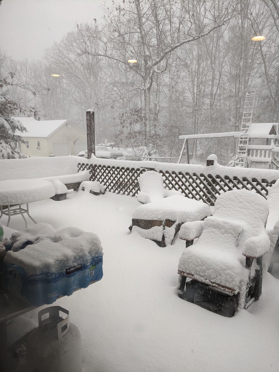 LittleSithGames's tweet photo. Guys, we got snow! It was 60° yesterday. https://t.co/lVwRKhT52w