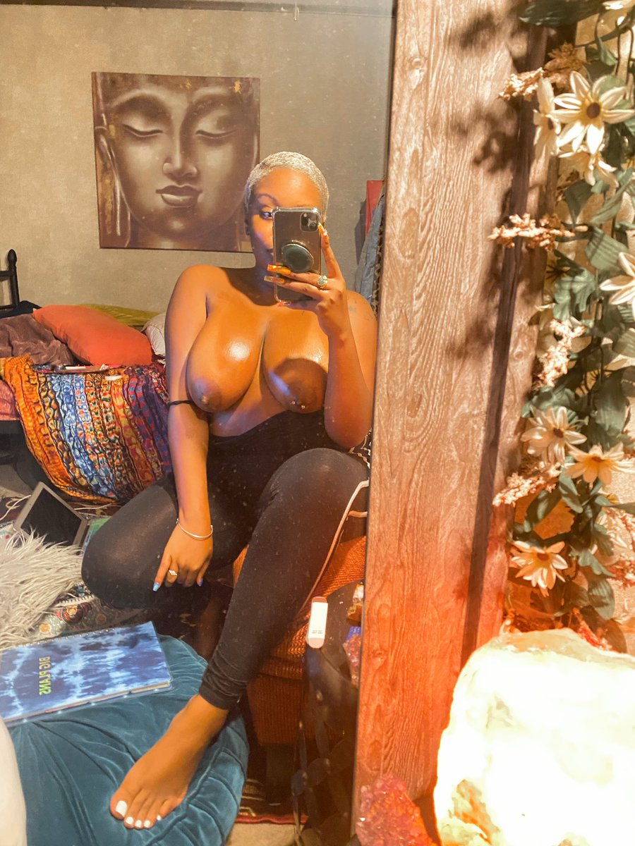 Boobversity's tweet photo. New year Vibe https://t.co/LaI5nTuV6T