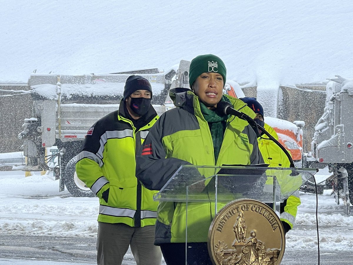 SamFord7News's tweet photo. Mayor Bowser is extending DC’s Snow Emergency by 12 hours. It was set to end at 7 tonight. Now it doesn’t end until 7 Tuesday morning, meaning no parking on Snow Emergency Routes. https://t.co/EB5PuW7beO