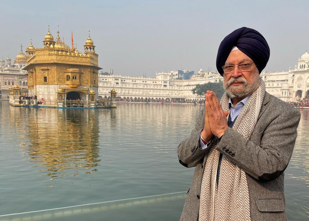 HardeepSPuri's tweet photo. 1,2,3 of 2022!

The New Year has been off to a blessed &amp; flying start!

1️⃣ January 
Paid obeisance at Sri Harmandir Sahib 
2️⃣ January 
Varanasi enroute to Sonbhadra 
3️⃣ January 
PM Ujjawala2, Archery Tournament, Development projects in Sonbhadra https://t.co/VslBgnZ1q6