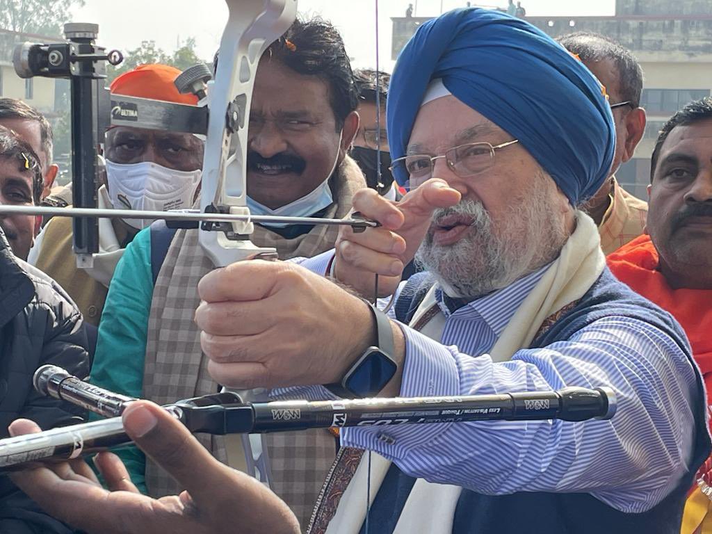 HardeepSPuri's tweet photo. 1,2,3 of 2022!

The New Year has been off to a blessed &amp; flying start!

1️⃣ January 
Paid obeisance at Sri Harmandir Sahib 
2️⃣ January 
Varanasi enroute to Sonbhadra 
3️⃣ January 
PM Ujjawala2, Archery Tournament, Development projects in Sonbhadra https://t.co/VslBgnZ1q6