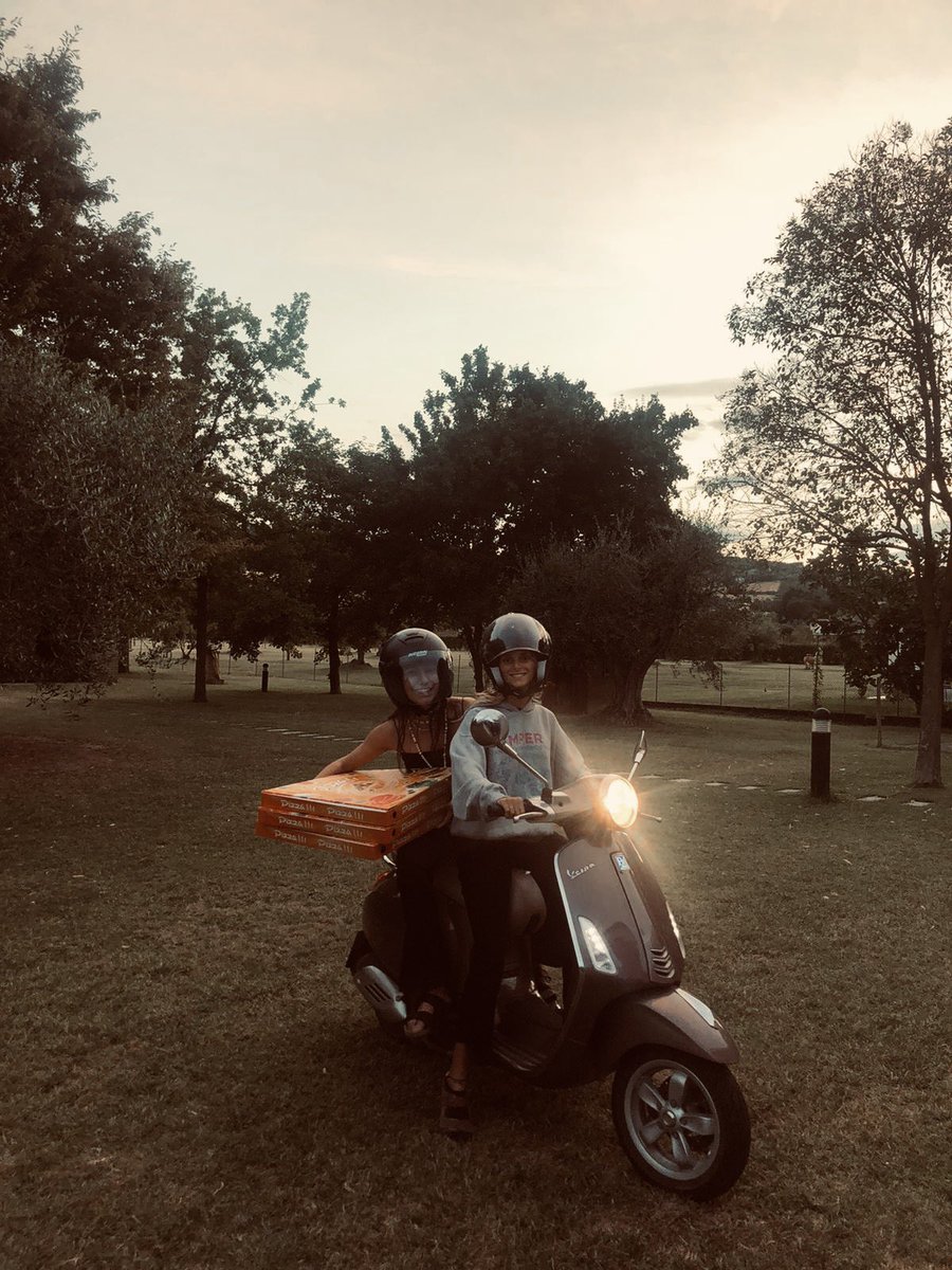Due Anne su una vespa 🤍