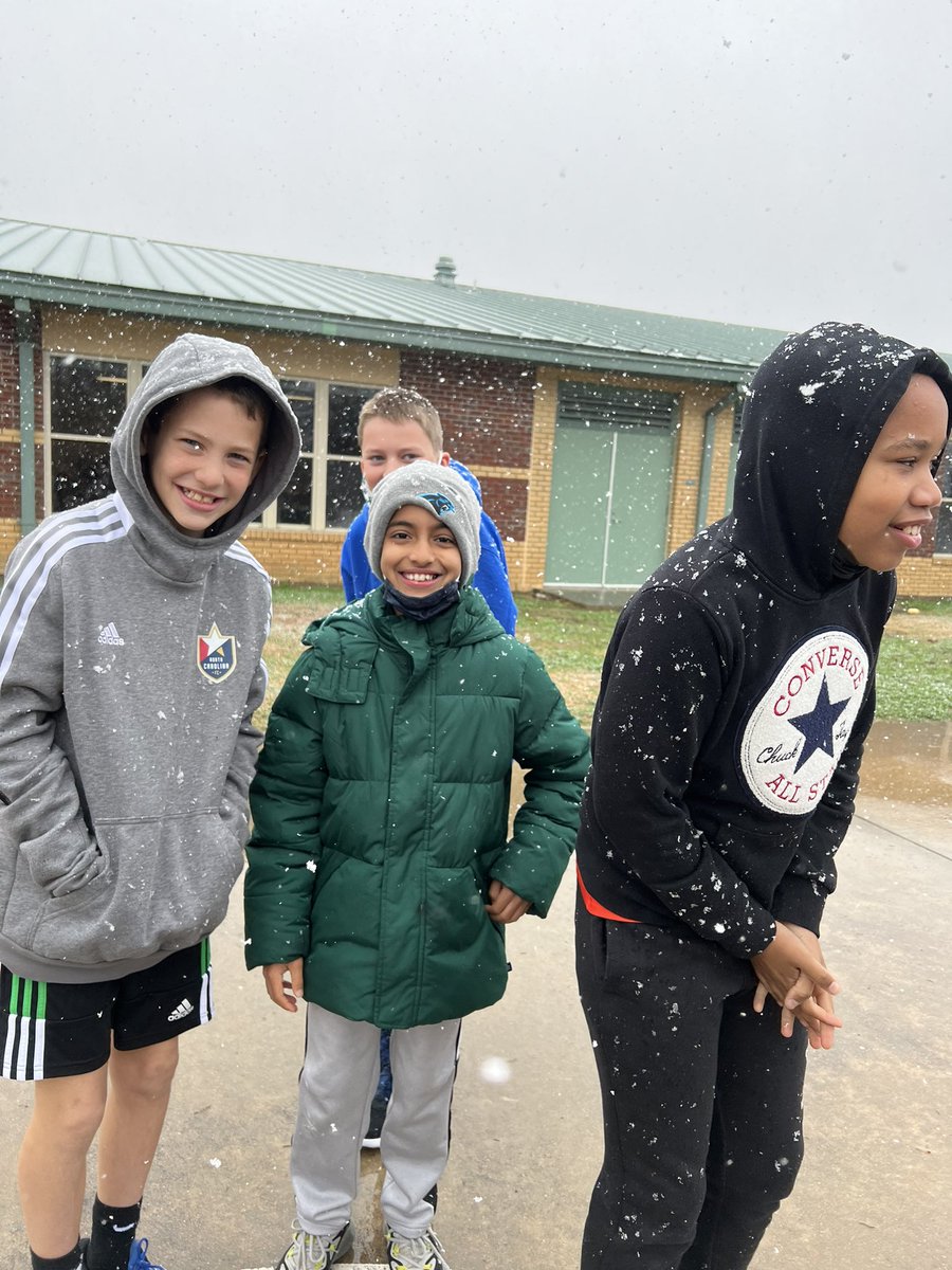 Ms_Hunt_'s tweet photo. Quick break from our learning this morning to enjoy the snow ❄️ @GreenHopeES https://t.co/mRlKIwdnv6