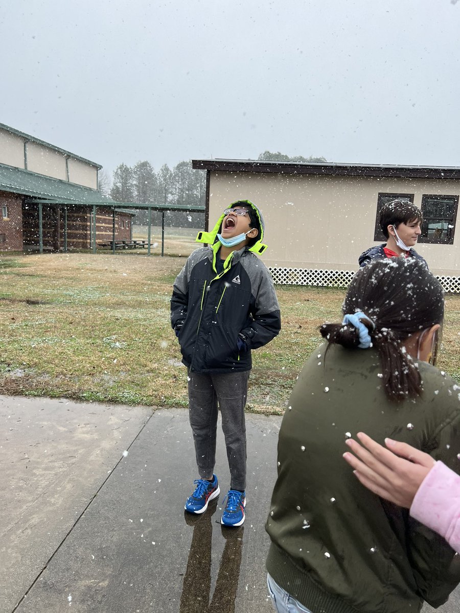 Ms_Hunt_'s tweet photo. Quick break from our learning this morning to enjoy the snow ❄️ @GreenHopeES https://t.co/mRlKIwdnv6