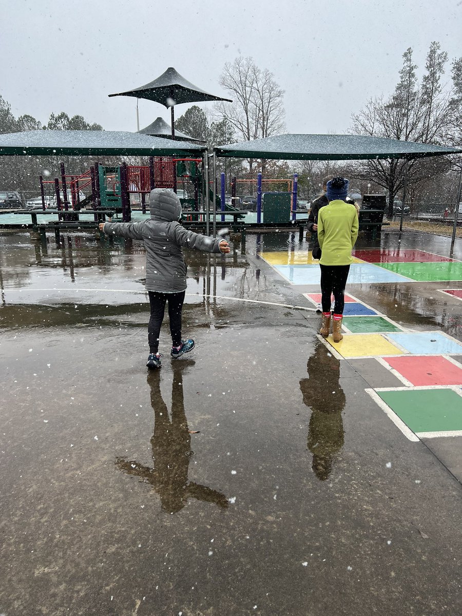 Ms_Hunt_'s tweet photo. Quick break from our learning this morning to enjoy the snow ❄️ @GreenHopeES https://t.co/mRlKIwdnv6