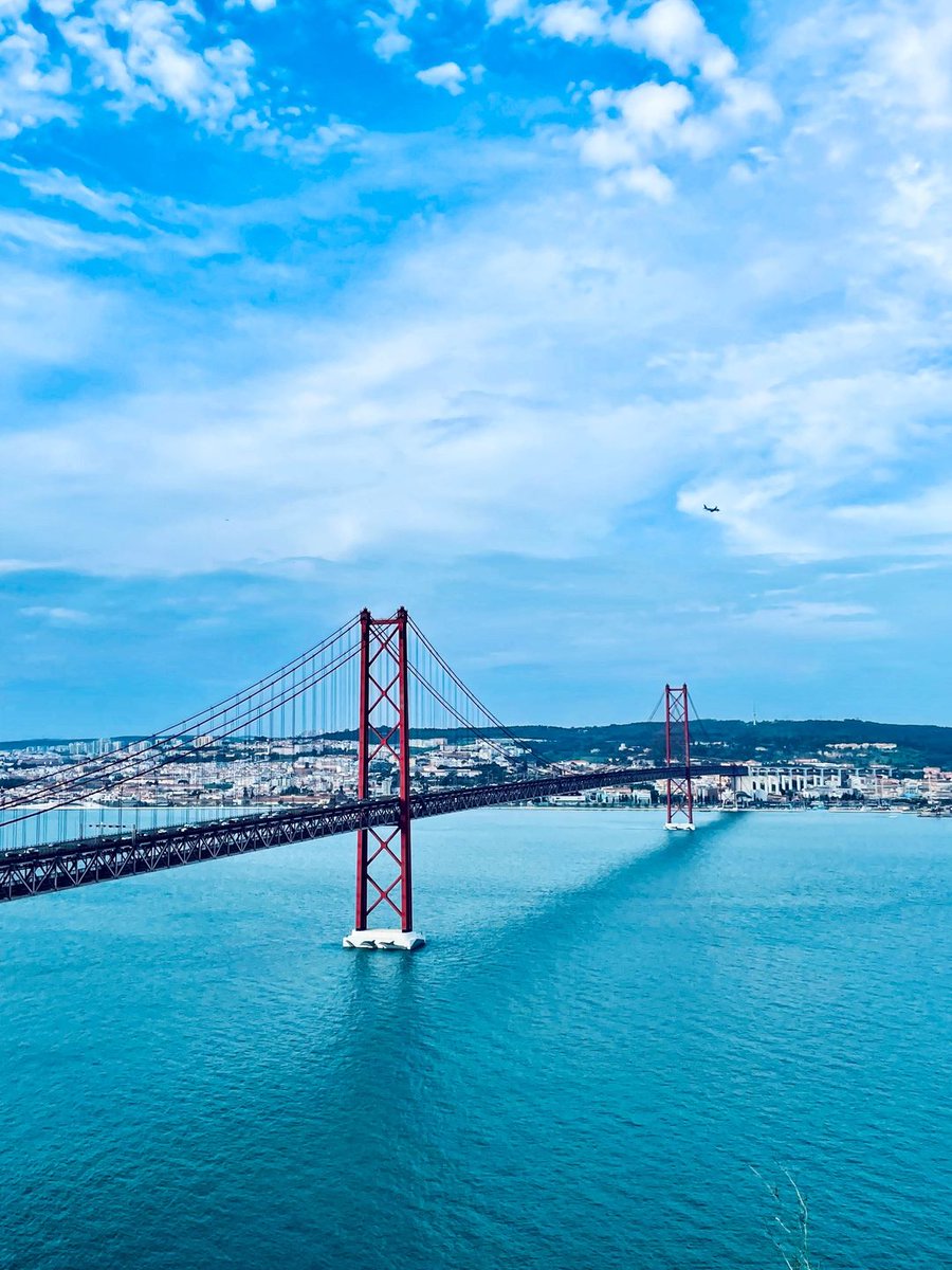 greenlisboa2020's tweet photo. The beginning of the year is a time for celebration, but it is also a time for reflection. In 2022, choose more sustainable and more conscious options. Reduce, reuse, and recycle everything you can. Small ecological changes really do make a difference! 💪🌱 https://t.co/3nc3Kcof2B