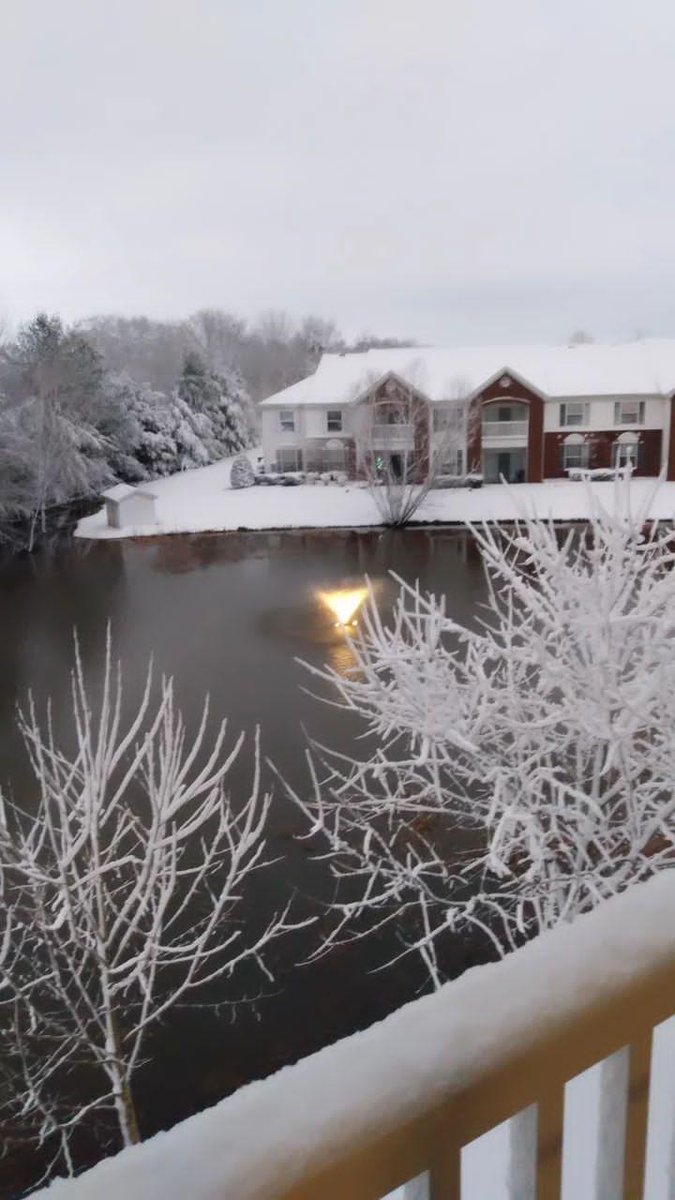 Rodri_cha's tweet photo. Amo la nieve!!! ❄️🌬️❄️🌬️ Lo único malo es como queda el carro... 🤔 #Livingintheus #Tennessee #Murfreesboro #SnowdropEp7 https://t.co/lSM5uw0cvq
