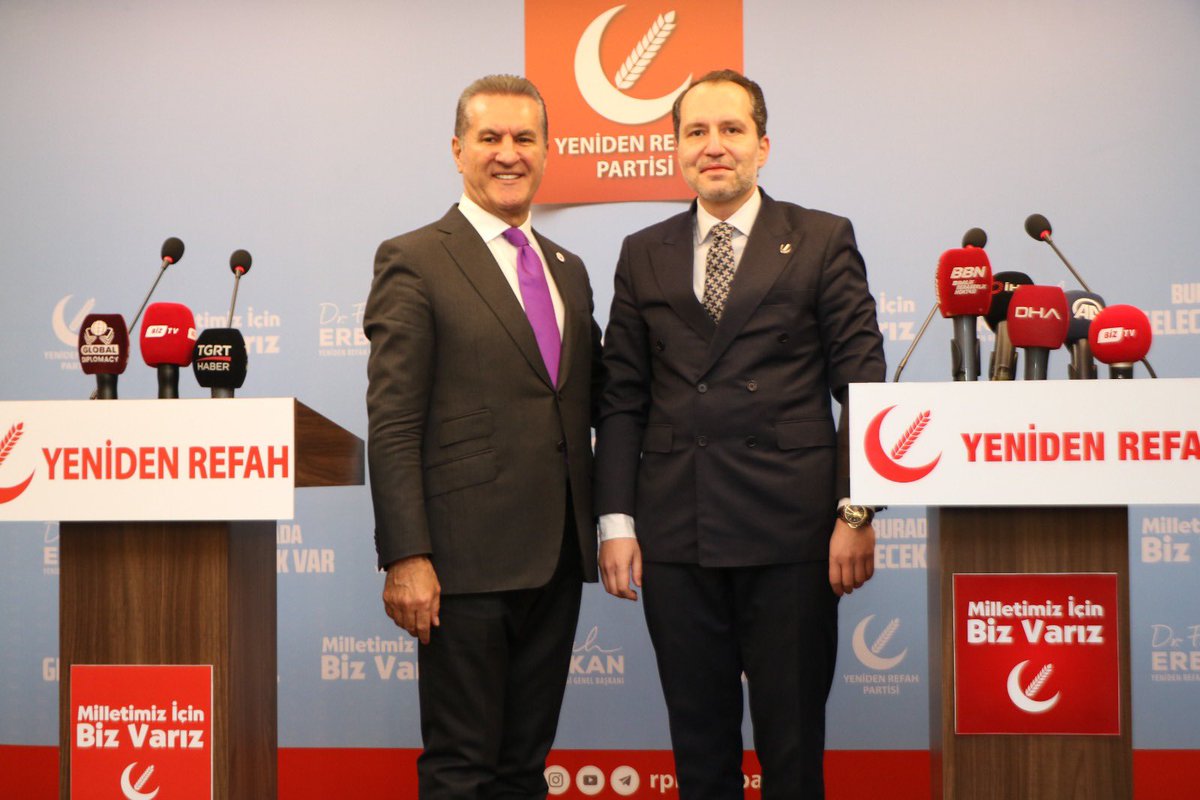 Bugün Türkiye Değişim Partisi Genel Başkanı Sn. Mustafa Sarıgül ve beraberindeki heyet partimize ziyaret gerçekleştirdiler. Kendileriyle ülke gündemine ilişkin fikir alışverişinde bulunduk. Nazik ziyaretleri için teşekkür ediyoruz.