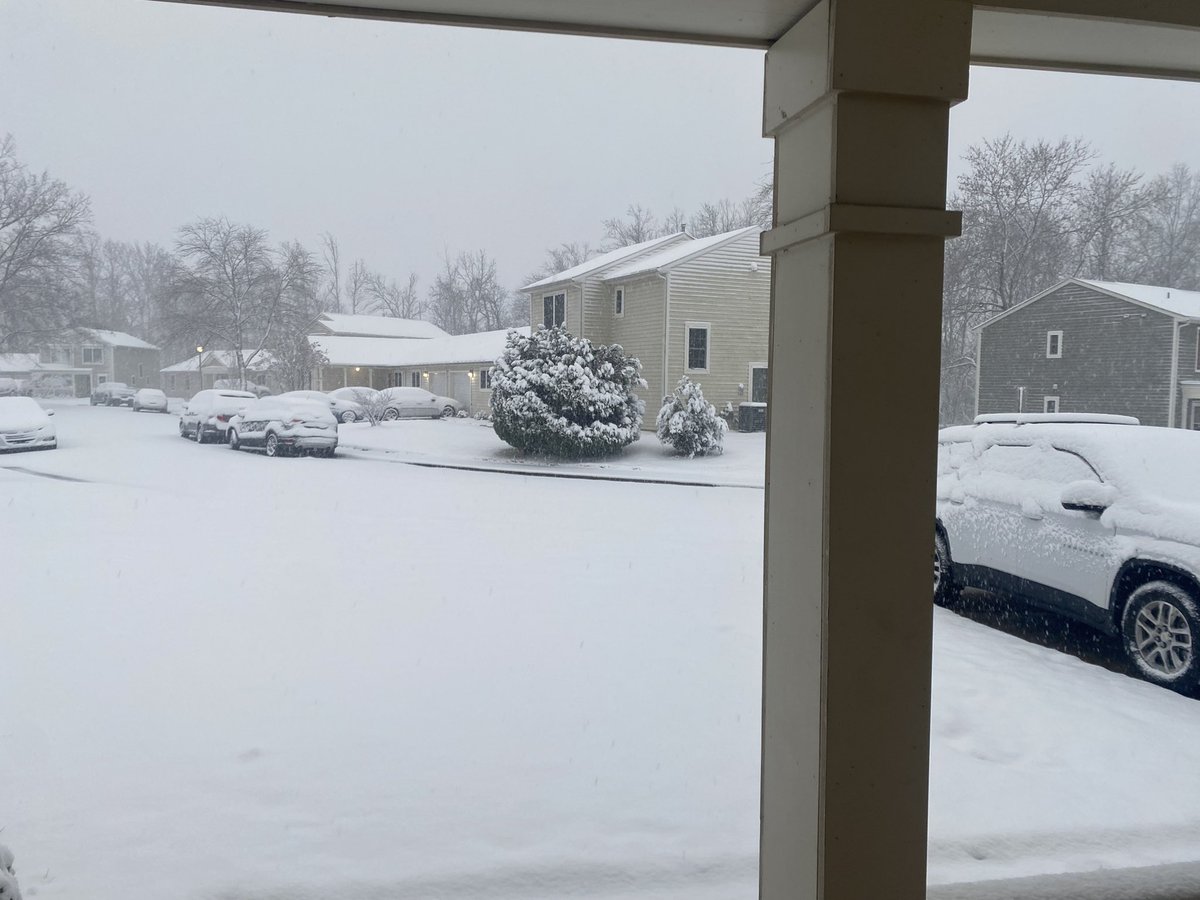 mrsfrederick31's tweet photo. Living in a snow globe today ❄️☃️❄️☃️ https://t.co/N0bb9mNSbK