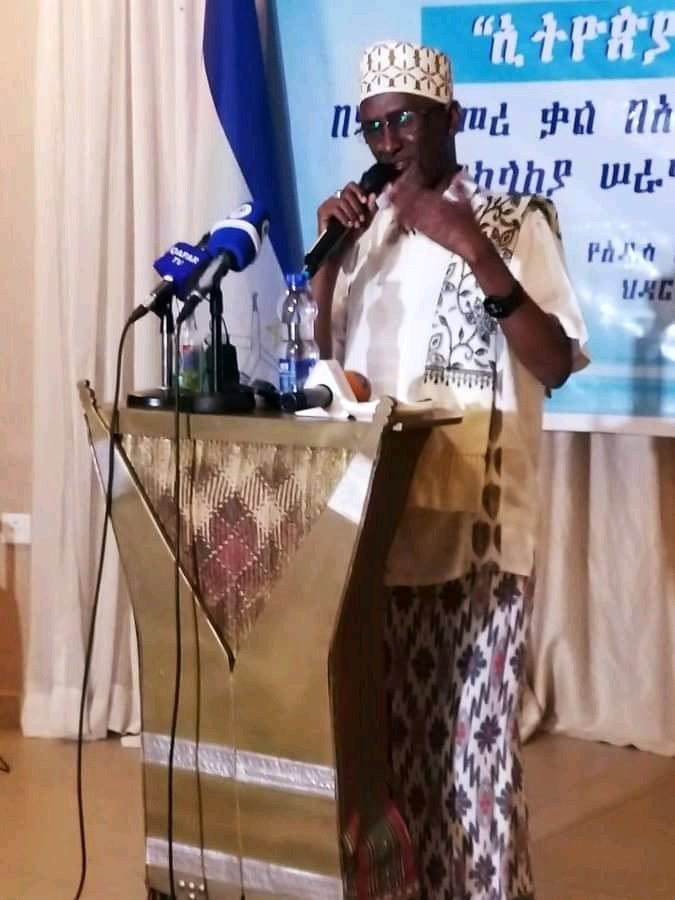 awolarbaaa's tweet photo. ልጅ በአባትና እናቱ ፊት አይቀብጥም። ህወሃት መሞቱ የታወቀው በአፋር ህዝብ ፊት ለመቅበጥ ሲሞክር ነው። ይሄው የቀበጡን ልብ አስተንፍሰን አዋርደን የአባቶቻችን ታሪክ ደግመናል።  እኛ አፋራዊያን የኢትዮጵያ አደራ አለብን:: https://t.co/JNYzYy2xnO