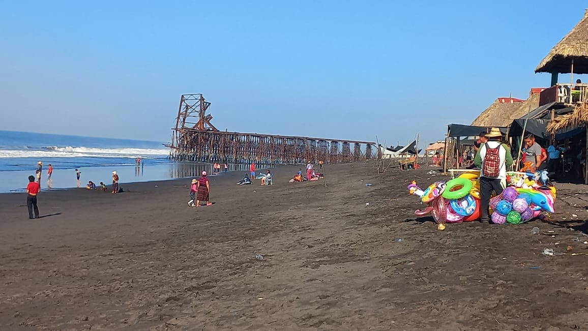 marnguate's tweet photo. 🌊🧹Coordinan jornadas de limpieza 

Por medio de sus delegaciones departamentales el #MARN ha coordinado con gobiernos locales jornadas de limpieza en playas de la costa sur. 

En #Champerico ya se han ejecutado acciones y se coordinan en #Tulate, #Churirín y San José Villa Seca https://t.co/qkuwWx7Lju