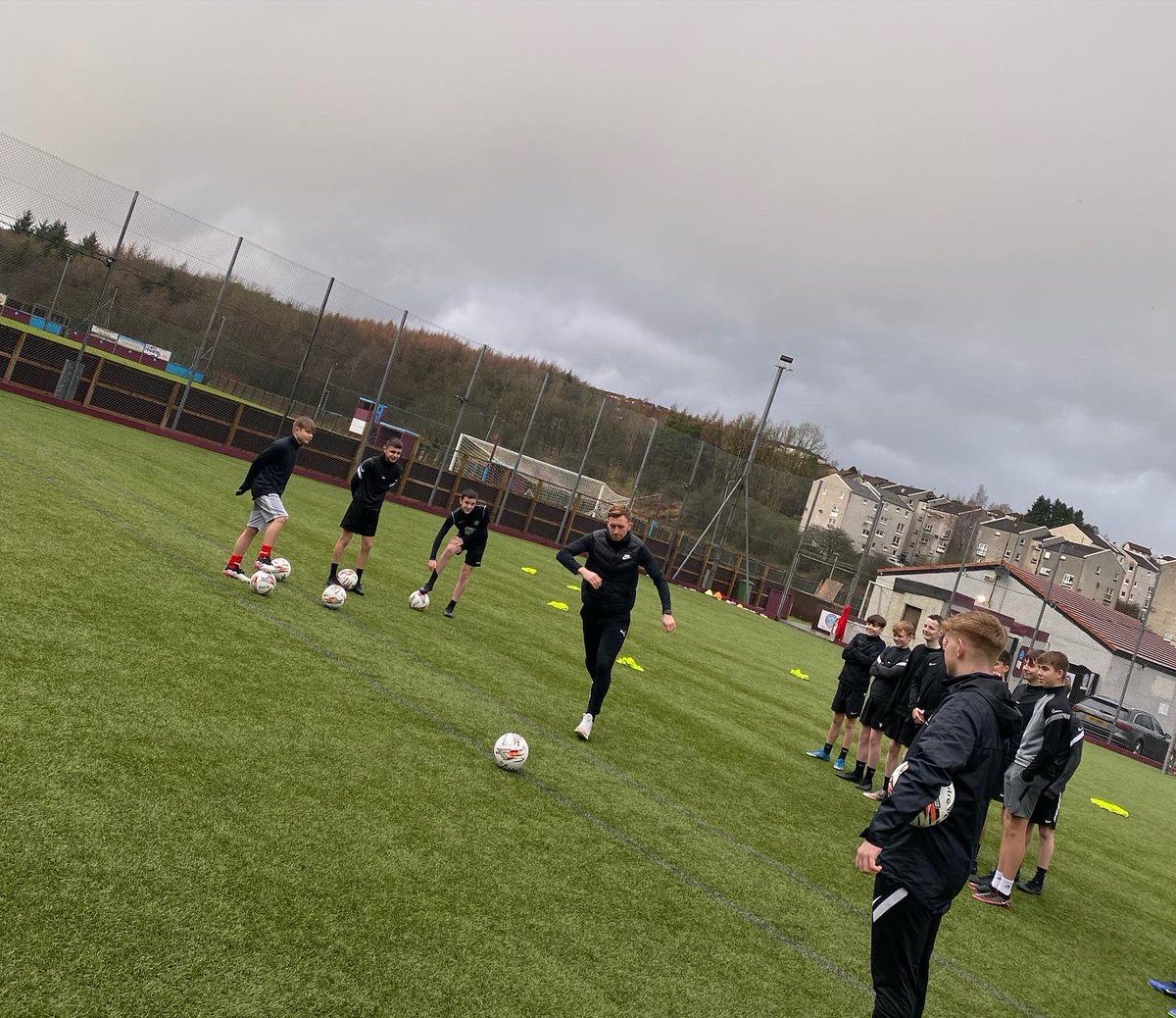 _FinishingTouch's tweet photo. Was great listening to Liam answer our players questions, pose for some photos and even take on the boys at Crossbar Challenge⚽️👏🏻! https://t.co/n81KrVsbea