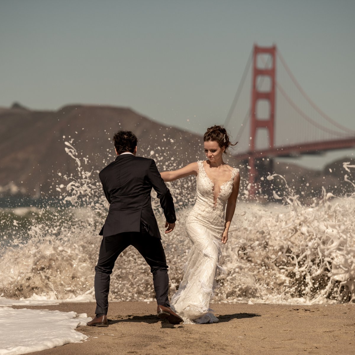 JosephKohn's tweet photo. Who doesn't love a brave couple, the one that doesn't mind getting their clothes a little wet on their wedding day? https://t.co/mUI9H2L2QX