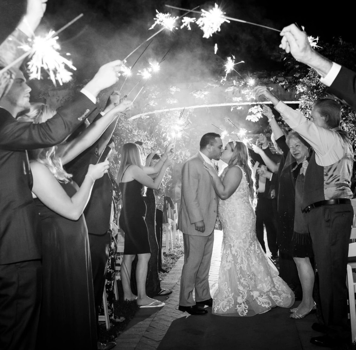 The best ending always have confetti⁠ 🎊🥳🎊
l8r.it/w4Lh
.⁠
.⁠
.⁠
#realbride #weddingdress #njwedding #bridetobe #weddingchicks #bossbabe30days