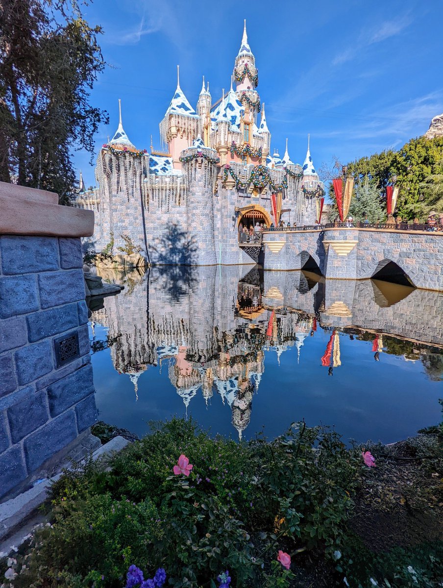 EpicDisneyGirl's tweet photo. Happy first Matterhorn Monday of the year!
Always love that Disneyland is still decorated for Christmas during the first week of the New Year.
#Disneyland #Anaheim https://t.co/2Zki3ZO9fA