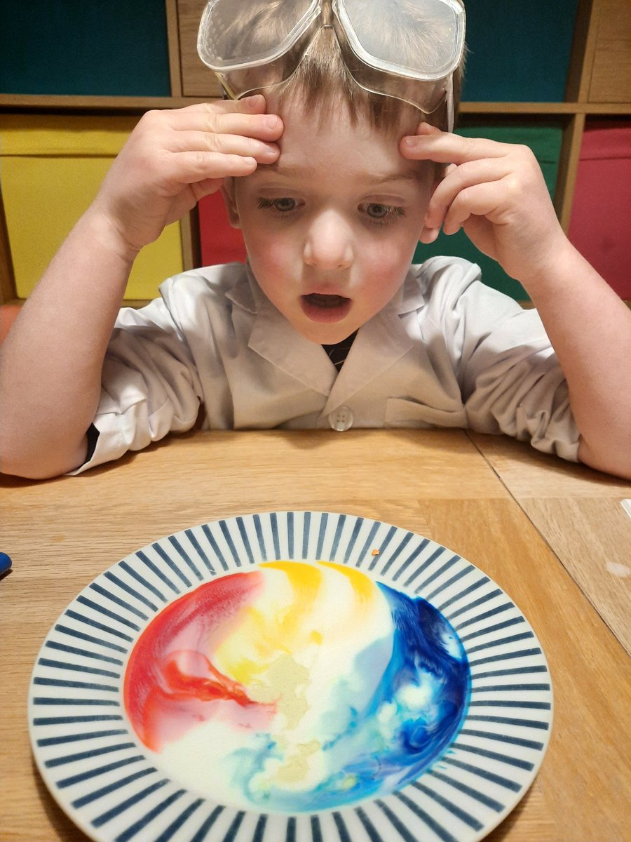 Dee07552036's tweet photo. @HollyfieldPri  #hollyfieldprisci @WilloftheBarrow 
Zachary enjoyed his colour burst experiment! https://t.co/TLgwEpFETc