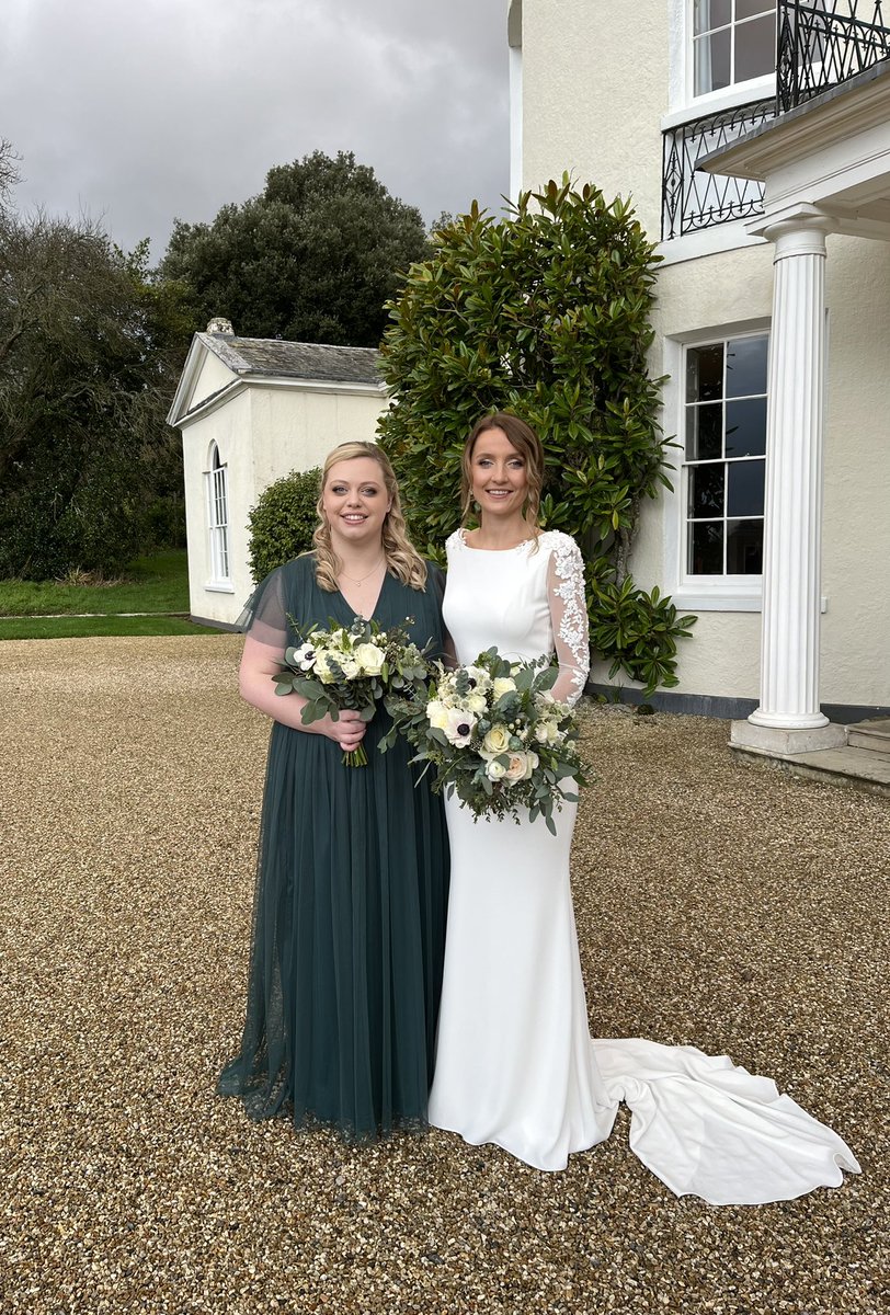 HelenJames93's tweet photo. Magical New Year’s Eve celebrating the wedding of the new Mr and Mrs Smiddy! #NYEWedding 🥂 https://t.co/EIQxYvfKcD